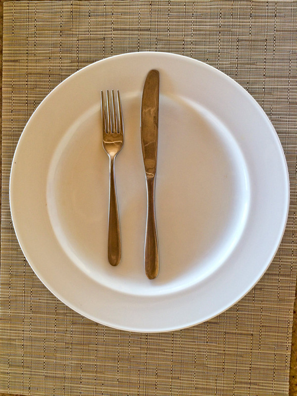 pribor na tanjuru kaže "završio sam s jelom"